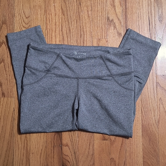 MPG Capri leggings, size medium, gray - Picture 3 of 6